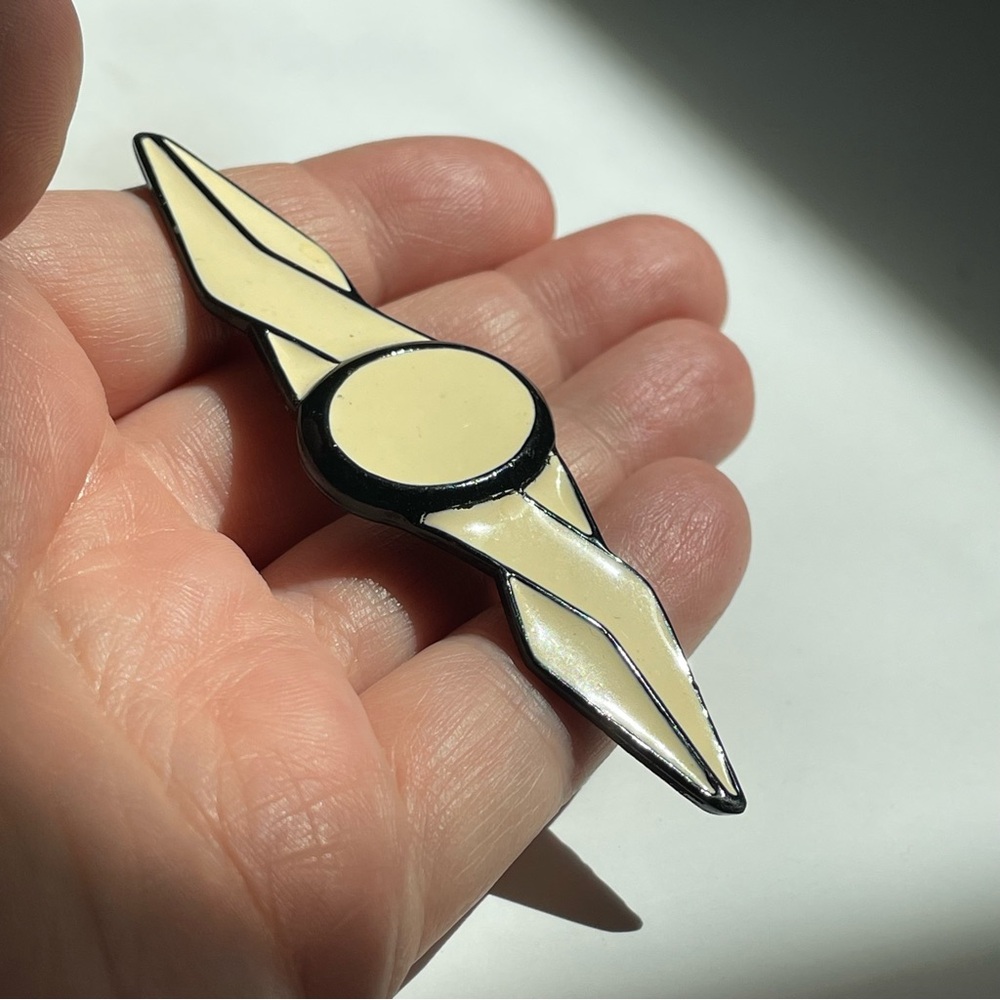 π¨π¨FINAL SALE!!!π¨π¨Vtg Art Deco style cream & black enamel on metal wings brooch - Picture 2 of 5